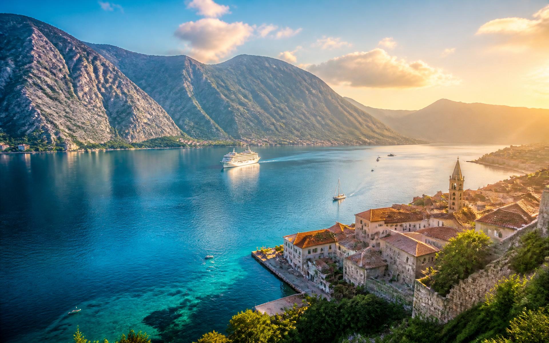 Baie de Kotor au Monténégro au coucher du soleil